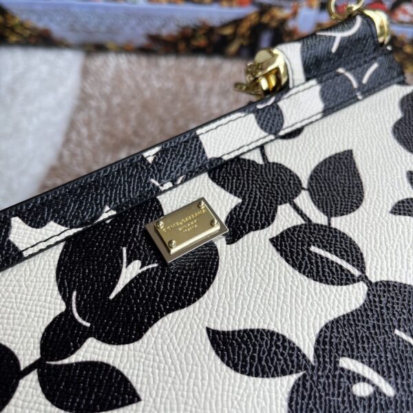 Dolce & Gabban Leather Print. Can be carried by strap or as a bag. Every time it is presented, there are always endless surprises of luxury.-25cm