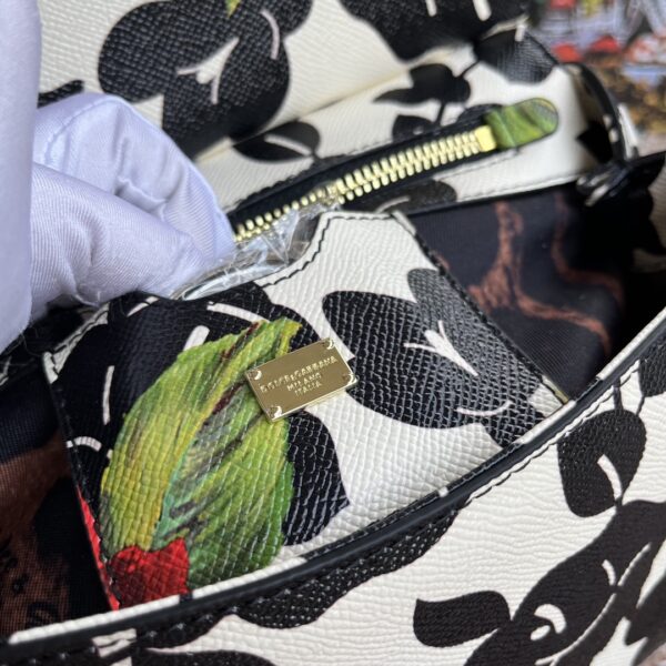 Dolce & Gabban Leather Print. Can be carried by strap or as a bag. Every time it is presented, there are always endless surprises of luxury.-25cm