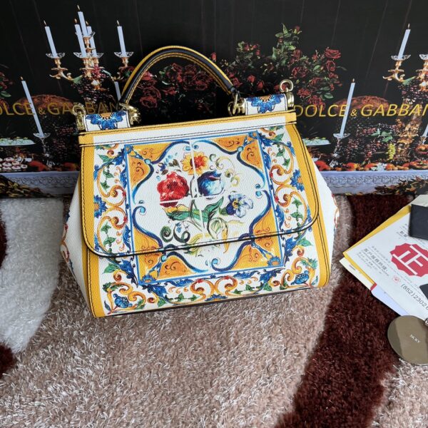 Dolce & Gabban Leather Print. Can be carried by strap or as a bag. Every time it is presented, there are always endless surprises of luxury.-25cm