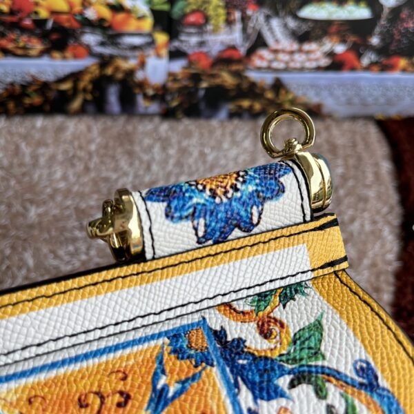 Dolce & Gabban Leather Print. Can be carried by strap or as a bag. Every time it is presented, there are always endless surprises of luxury.-25cm