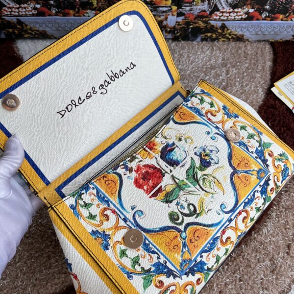 Dolce & Gabban Leather Print. Can be carried by strap or as a bag. Every time it is presented, there are always endless surprises of luxury.-25cm