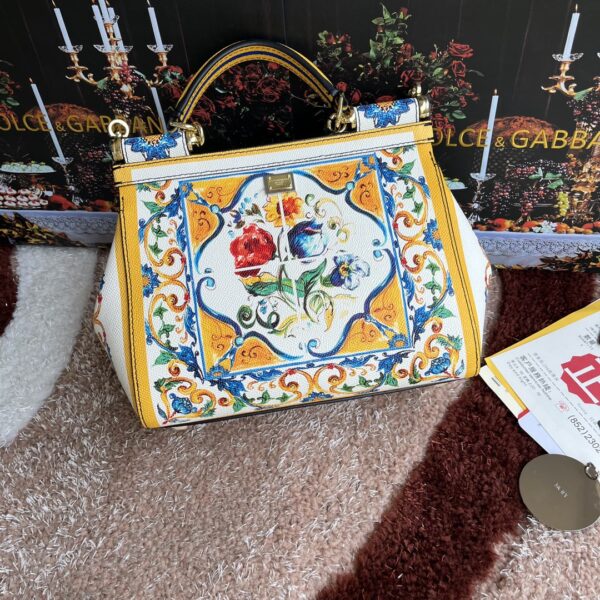 Dolce & Gabban Leather Print. Can be carried by strap or as a bag. Every time it is presented, there are always endless surprises of luxury.-25cm