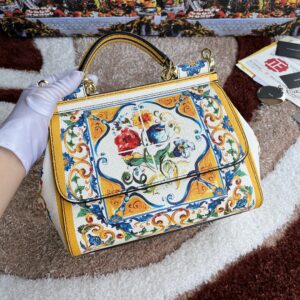 Dolce & Gabban Leather Print. Can be carried by strap or as a bag. Every time it is presented, there are always endless surprises of luxury.-25cm