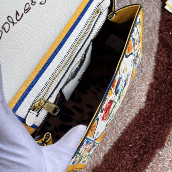Dolce & Gabban Leather Print. Can be carried by strap or as a bag. Every time it is presented, there are always endless surprises of luxury.-25cm