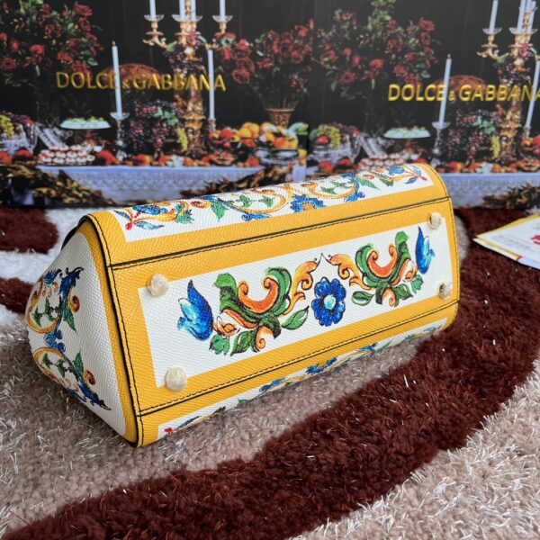 Dolce & Gabban Leather Print. Can be carried by strap or as a bag. Every time it is presented, there are always endless surprises of luxury.-25cm