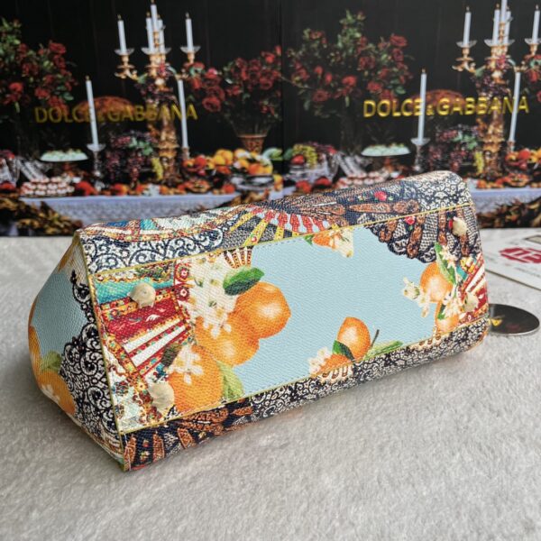 Dolce & Gabban Leather Print. Can be carried by strap or as a bag. Every time it is presented, there are always endless surprises of luxury.-25cm