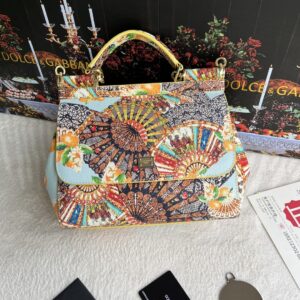 Dolce & Gabban Leather Print. Can be carried by strap or as a bag. Every time it is presented, there are always endless surprises of luxury.-25cm