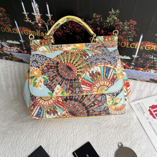 Dolce & Gabban Leather Print. Can be carried by strap or as a bag. Every time it is presented, there are always endless surprises of luxury.-25cm