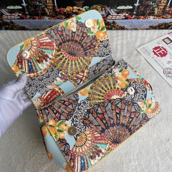 Dolce & Gabban Leather Print. Can be carried by strap or as a bag. Every time it is presented, there are always endless surprises of luxury.-25cm