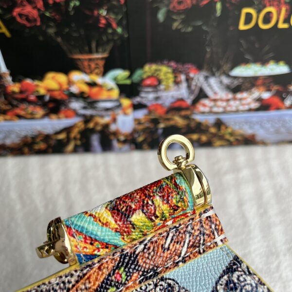 Dolce & Gabban Leather Print. Can be carried by strap or as a bag. Every time it is presented, there are always endless surprises of luxury.-25cm