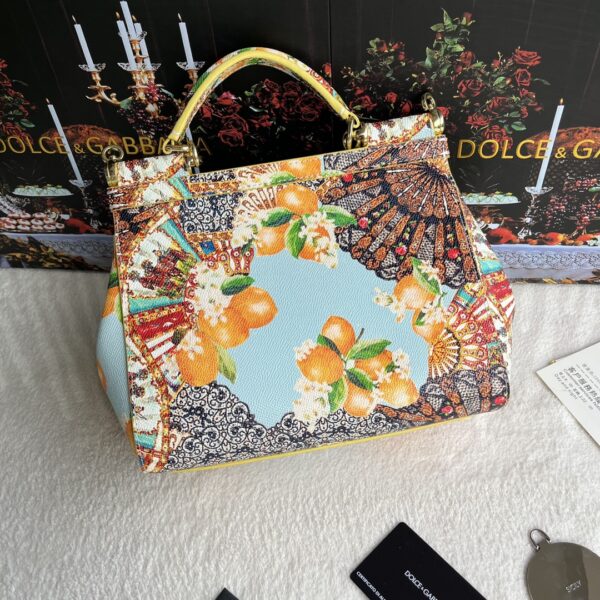 Dolce & Gabban Leather Print. Can be carried by strap or as a bag. Every time it is presented, there are always endless surprises of luxury.-25cm