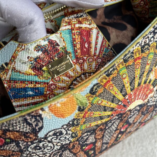 Dolce & Gabban Leather Print. Can be carried by strap or as a bag. Every time it is presented, there are always endless surprises of luxury.-25cm
