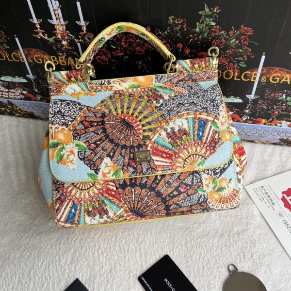Dolce & Gabban Leather Print. Can be carried by strap or as a bag. Every time it is presented, there are always endless surprises of luxury.-25cm