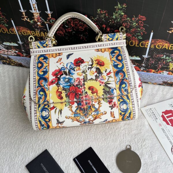 Dolce & Gabban Leather Print. Can be carried by strap or as a bag. Every time it is presented, there are always endless surprises of luxury.-25cm