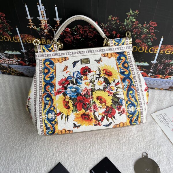 Dolce & Gabban Leather Print. Can be carried by strap or as a bag. Every time it is presented, there are always endless surprises of luxury.-25cm