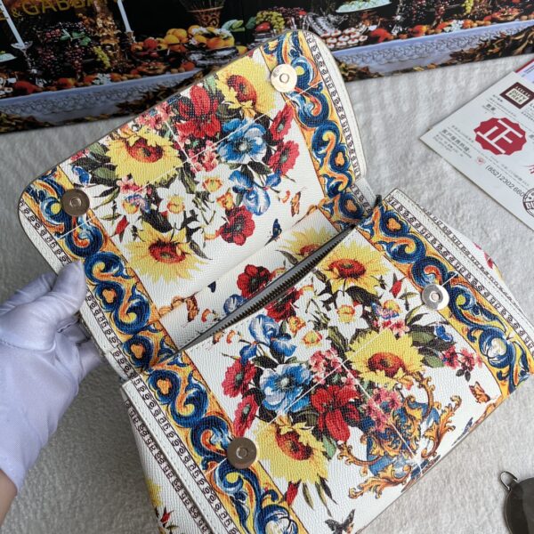 Dolce & Gabban Leather Print. Can be carried by strap or as a bag. Every time it is presented, there are always endless surprises of luxury.-25cm