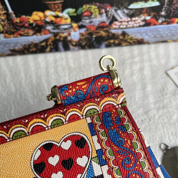 Dolce & Gabban Leather Print. Can be carried by strap or as a bag. Every time it is presented, there are always endless surprises of luxury.-25cm