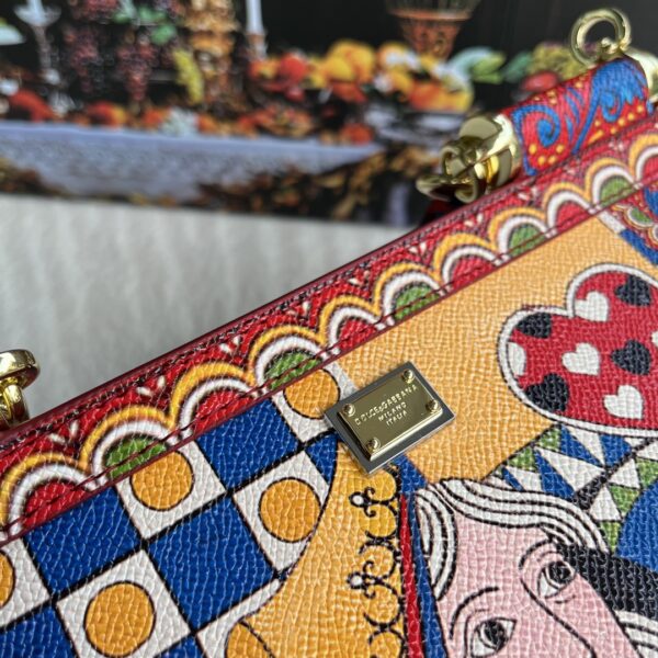Dolce & Gabban Leather Print. Can be carried by strap or as a bag. Every time it is presented, there are always endless surprises of luxury.-25cm