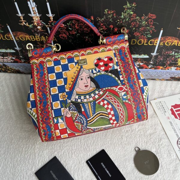 Dolce & Gabban Leather Print. Can be carried by strap or as a bag. Every time it is presented, there are always endless surprises of luxury.-25cm