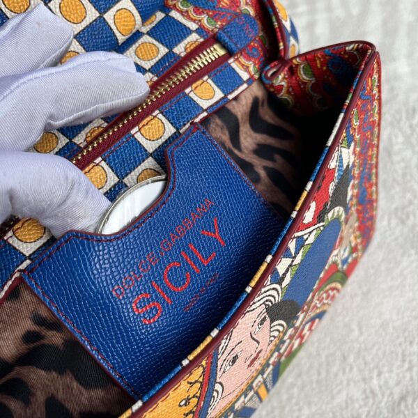 Dolce & Gabban Leather Print. Can be carried by strap or as a bag. Every time it is presented, there are always endless surprises of luxury.-25cm