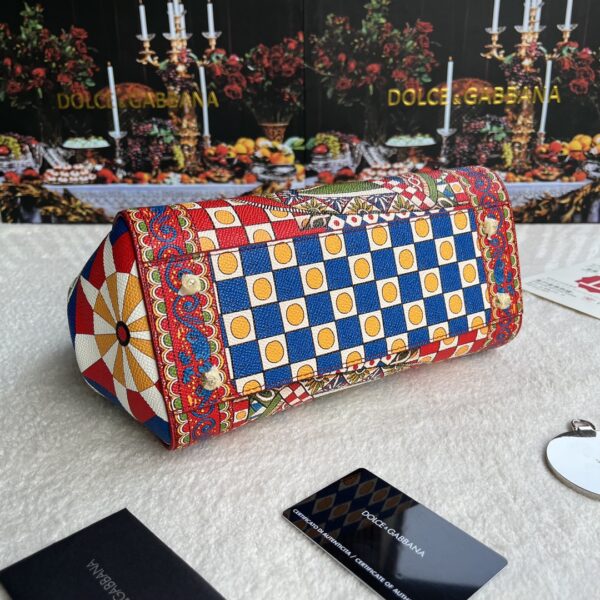 Dolce & Gabban Leather Print. Can be carried by strap or as a bag. Every time it is presented, there are always endless surprises of luxury.-25cm