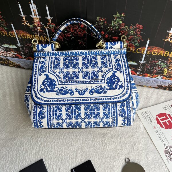 Dolce & Gabban Leather Print. Can be carried by strap or as a bag. Every time it is presented, there are always endless surprises of luxury.-25cm
