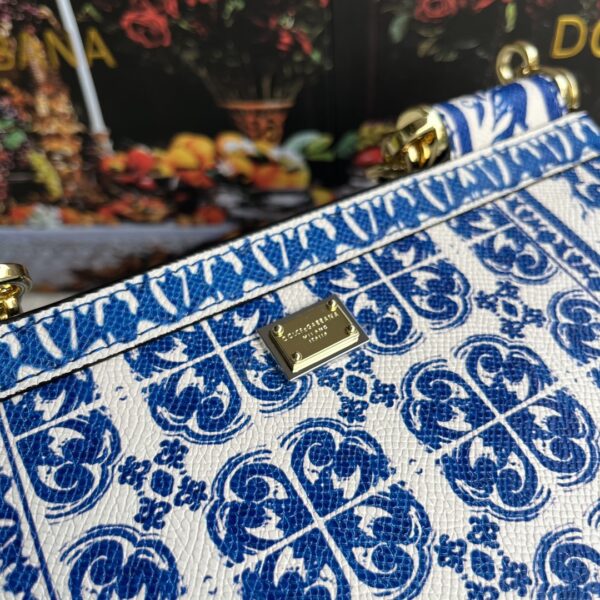 Dolce & Gabban Leather Print. Can be carried by strap or as a bag. Every time it is presented, there are always endless surprises of luxury.-25cm