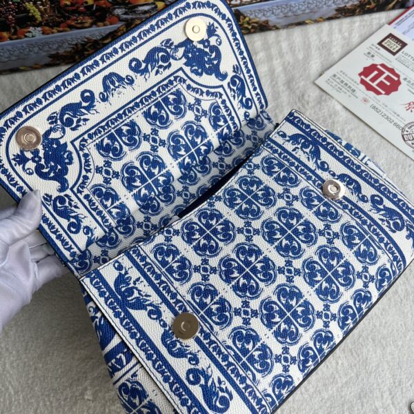 Dolce & Gabban Leather Print. Can be carried by strap or as a bag. Every time it is presented, there are always endless surprises of luxury.-25cm