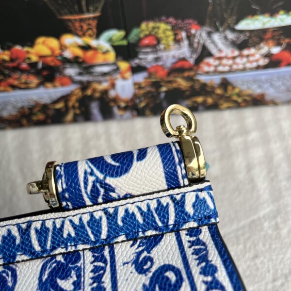 Dolce & Gabban Leather Print. Can be carried by strap or as a bag. Every time it is presented, there are always endless surprises of luxury.-25cm
