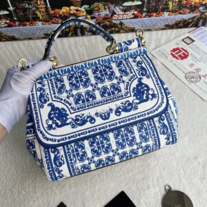 Dolce & Gabban Leather Print. Can be carried by strap or as a bag. Every time it is presented, there are always endless surprises of luxury.-25cm
