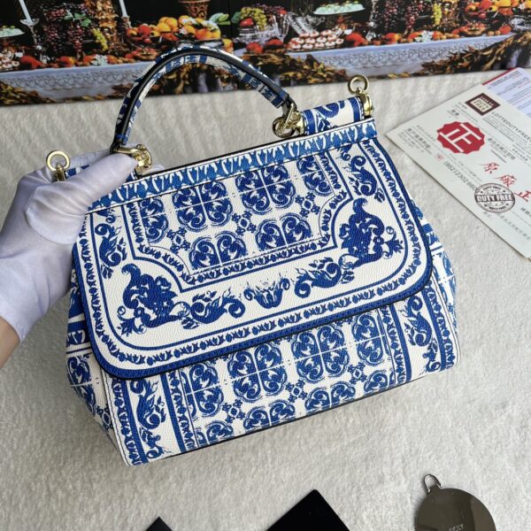 Dolce & Gabban Leather Print. Can be carried by strap or as a bag. Every time it is presented, there are always endless surprises of luxury.-25cm