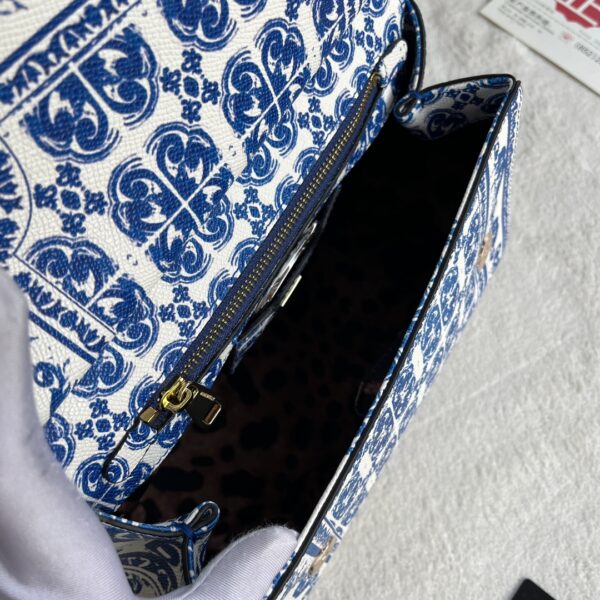Dolce & Gabban Leather Print. Can be carried by strap or as a bag. Every time it is presented, there are always endless surprises of luxury.-25cm