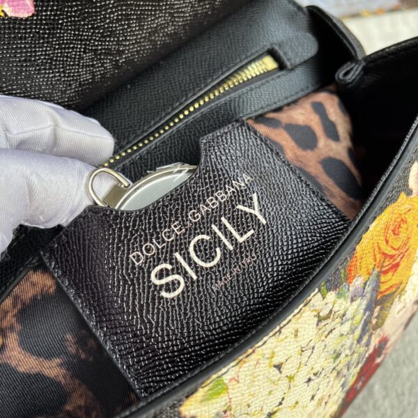 Dolce & Gabban Leather Print. Can be carried by strap or as a bag. Every time it is presented, there are always endless surprises of luxury.-25cm