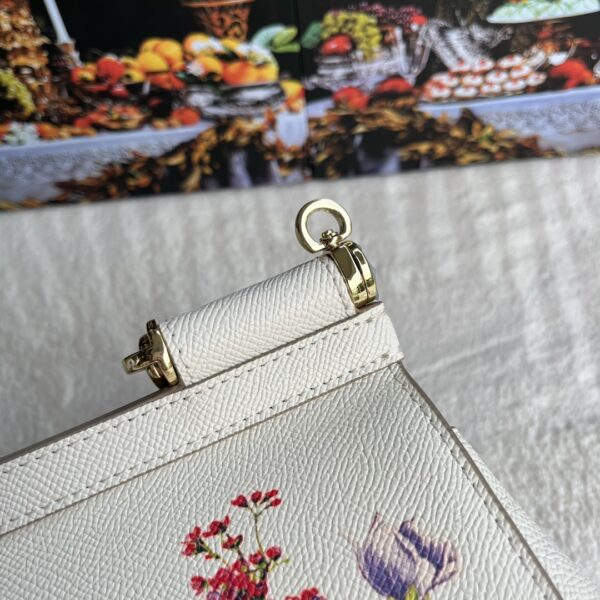 Dolce & Gabban Leather Print. Can be carried by strap or as a bag. Every time it is presented, there are always endless surprises of luxury.-25cm