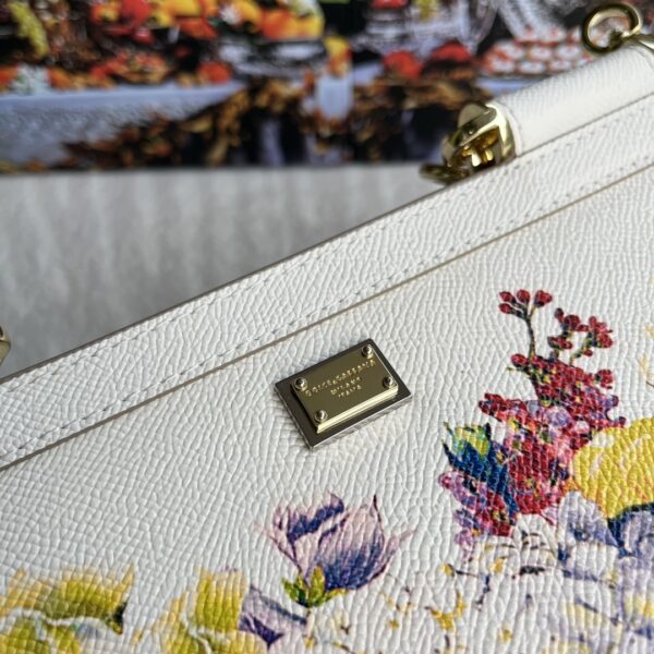 Dolce & Gabban Leather Print. Can be carried by strap or as a bag. Every time it is presented, there are always endless surprises of luxury.-25cm