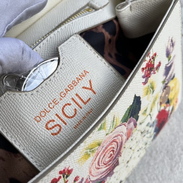 Dolce & Gabban Leather Print. Can be carried by strap or as a bag. Every time it is presented, there are always endless surprises of luxury.-25cm