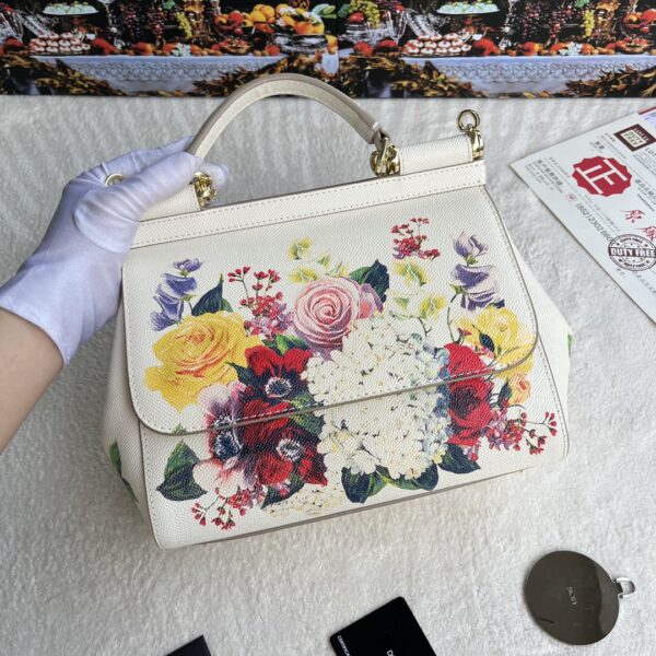 Dolce & Gabban Leather Print. Can be carried by strap or as a bag. Every time it is presented, there are always endless surprises of luxury.-25cm