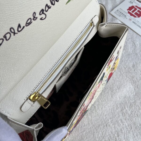 Dolce & Gabban Leather Print. Can be carried by strap or as a bag. Every time it is presented, there are always endless surprises of luxury.-25cm