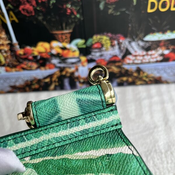 Dolce & Gabban Leather Print. Can be carried by strap or as a bag. Every time it is presented, there are always endless surprises of luxury.-25cm