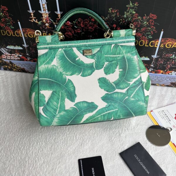 Dolce & Gabban Leather Print. Can be carried by strap or as a bag. Every time it is presented, there are always endless surprises of luxury.-25cm
