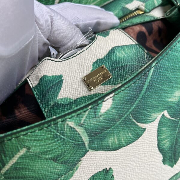 Dolce & Gabban Leather Print. Can be carried by strap or as a bag. Every time it is presented, there are always endless surprises of luxury.-25cm