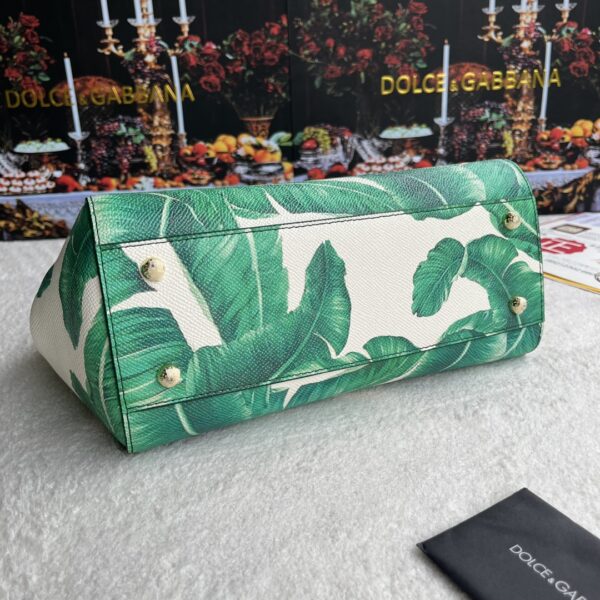 Dolce & Gabban Leather Print. Can be carried by strap or as a bag. Every time it is presented, there are always endless surprises of luxury.-25cm