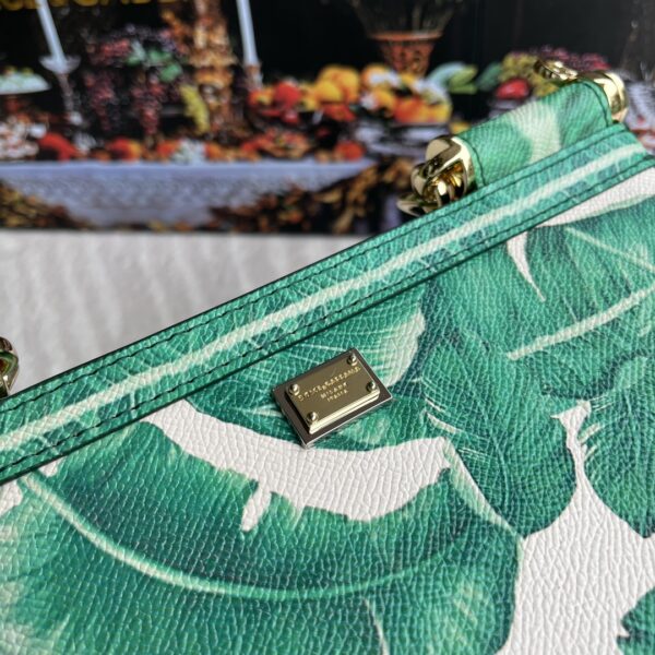 Dolce & Gabban Leather Print. Can be carried by strap or as a bag. Every time it is presented, there are always endless surprises of luxury.-25cm