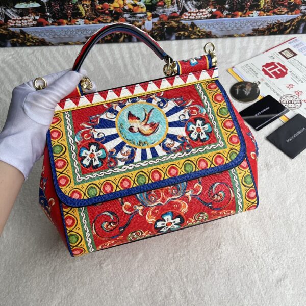 Dolce & Gabban Leather Print. Can be carried by strap or as a bag. Every time it is presented, there are always endless surprises of luxury.-25cm
