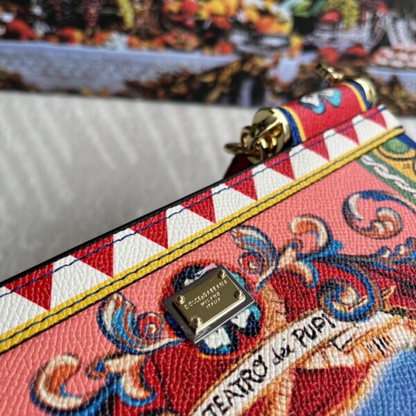 Dolce & Gabban Leather Print. Can be carried by strap or as a bag. Every time it is presented, there are always endless surprises of luxury.-25cm