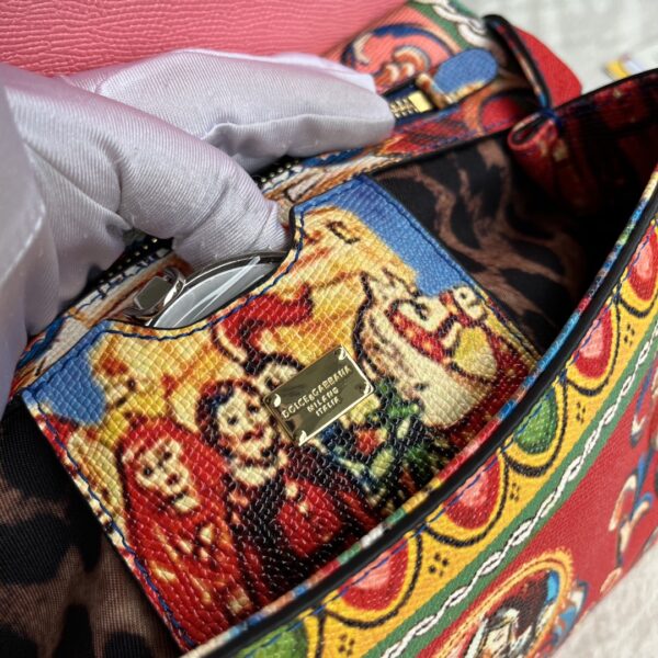 Dolce & Gabban Leather Print. Can be carried by strap or as a bag. Every time it is presented, there are always endless surprises of luxury.-25cm