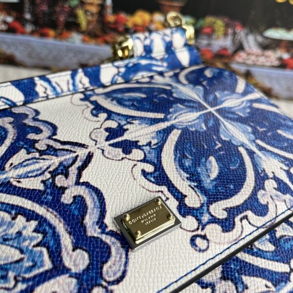 Dolce & Gabban Leather Print. Can be carried by strap or as a bag. Every time it is presented, there are always endless surprises of luxury.-25cm