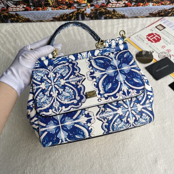 Dolce & Gabban Leather Print. Can be carried by strap or as a bag. Every time it is presented, there are always endless surprises of luxury.-25cm