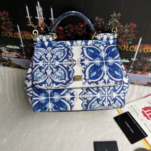 Dolce & Gabban Leather Print. Can be carried by strap or as a bag. Every time it is presented, there are always endless surprises of luxury.-25cm
