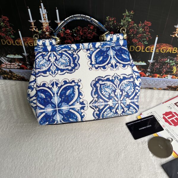 Dolce & Gabban Leather Print. Can be carried by strap or as a bag. Every time it is presented, there are always endless surprises of luxury.-25cm